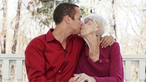 SirPerfectI's tweet image. El romance con mayor años de diferencia.
Kile de 31 y ella de 91 años
Son 60 de diferencia.