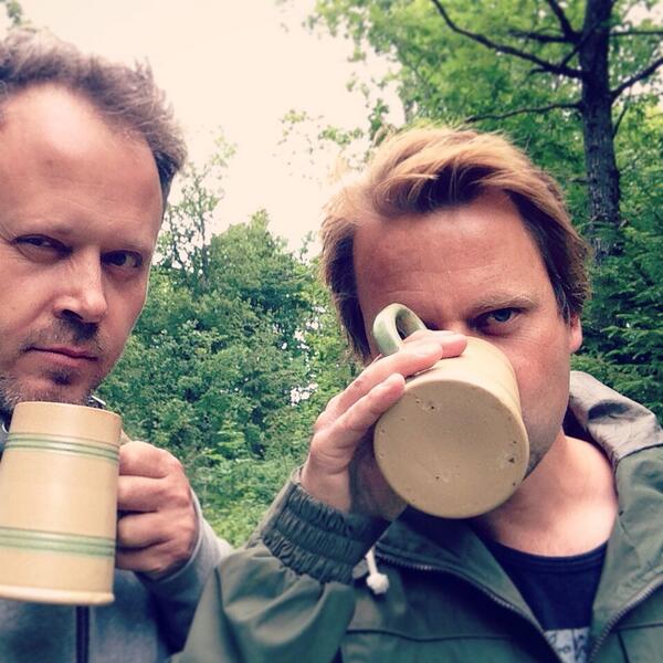 Grimsborken's tweet image. Don P og Butterfingers finner inspirasjon i de dype skoger. Drikker kaffe og prater tungmetall! #hellstrings