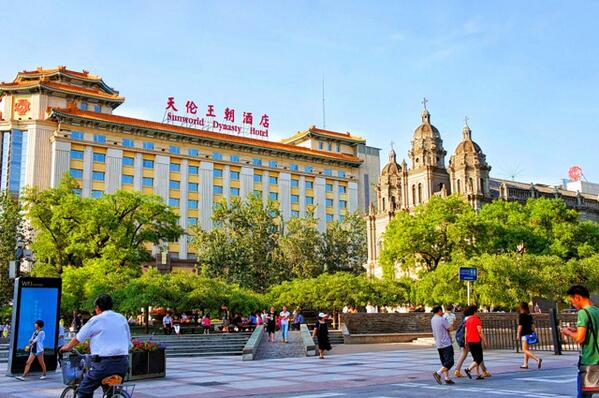 minimarcma's tweet photo. “@waterbluesky: 是太愛巴黎了,錯覺?
還是,北京,上海,有了巴黎的一瞥.
如果沒中文招牌.#北京. http://t.co/pAdEfsM50I” 還要移除這些路人⋯