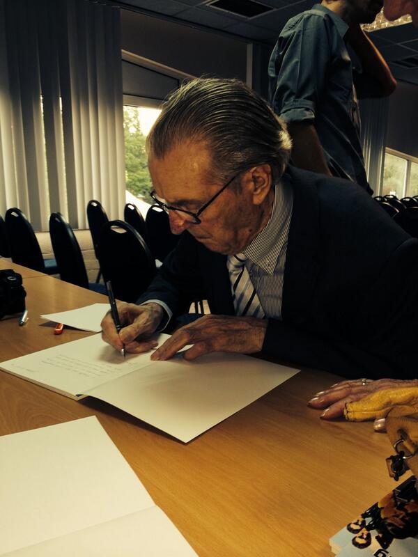 Carlo_Team_DBA's tweet photo. @levieuxbounias De wielerheld geconcentreerd aan het werk: http://t.co/S8tW5iBVWA