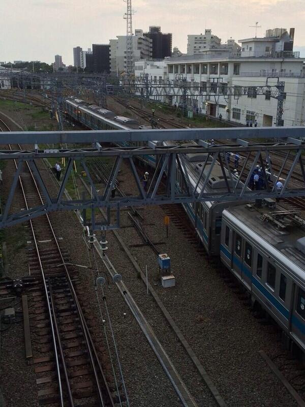 tomojamaika422's tweet photo. 相模大野で脱線して小田急全滅してるから東京方面の人は町田まで歩いて横浜線に乗って帰った方がいいかもです！23時ぐらいまでかかるみたいだから😨💦💦 http://t.co/NJLZTkVmXy
