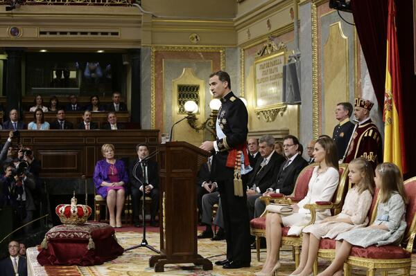 Congreso_Es's tweet photo. S.M. el Rey Felipe VI se dirige a las Cortes Generales http://t.co/OQOAZkIFSv  #FelipeVI http://t.co/X6NUGArSwg