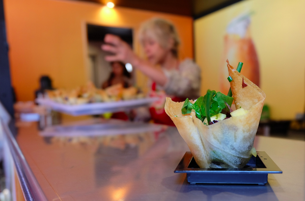 Salade de jeunes pousses &amp; de mangue dans une corolle de feuille de brick ! Merci @CuisinePlurielle pour la recette