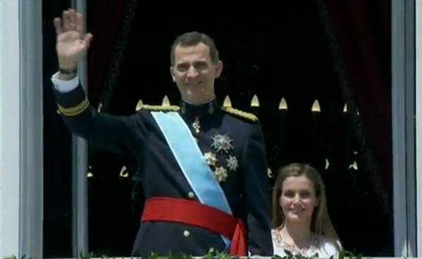 A3Noticias's tweet photo. DIRECTO: Los Reyes de España saludan desde el balcón del Palacio Real #FelipeVIReyA3 
http://t.co/RmiHcO9vyS http://t.co/4VCnAr9ANW