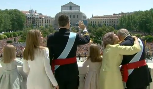 ElHuffPost's tweet photo. El beso de Sofía a Juan Carlos en el balcón http://t.co/Z4Mll13e4W #CORONACIONFELIPEVI http://t.co/NpuKt2ulML