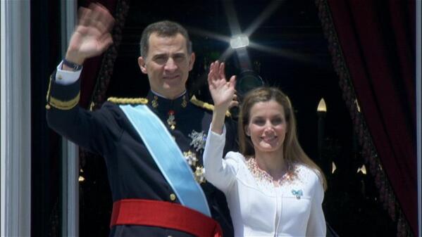 telecincoes's tweet photo. Los nuevos Reyes saludan a los españoles desde el balcón del Palacio Real > http://t.co/KoNdjBVSYE #T5ReyFelipe http://t.co/qcpcpVsKjV