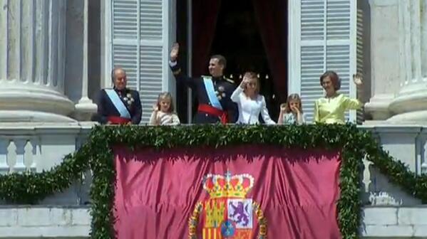 A3Noticias's tweet photo. DIRECTO: Don Juan Carlos y doña Sofía con los Reyes de España y las Infantas #FelipeVIReyA3 
http://t.co/RmiHcO9vyS http://t.co/6EzykA9lQj