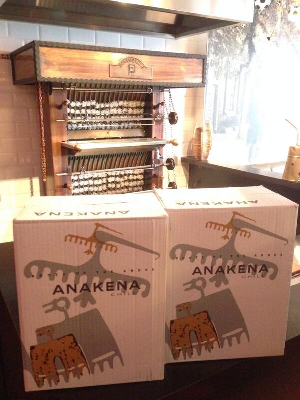 Heel attent Roland Kelders, dankjewel voor deze schenking Anakena voor de opening! @KeldersWijn #veluwe #voorthuizen