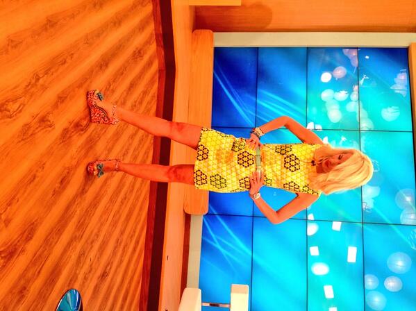 Eleni_AlphaTV's tweet photo. Καντε retweet στην φωτο και κερδιστε το φορεμα και τα πεδιλα απο την AXEL👗 http://t.co/oZT3vtozgj