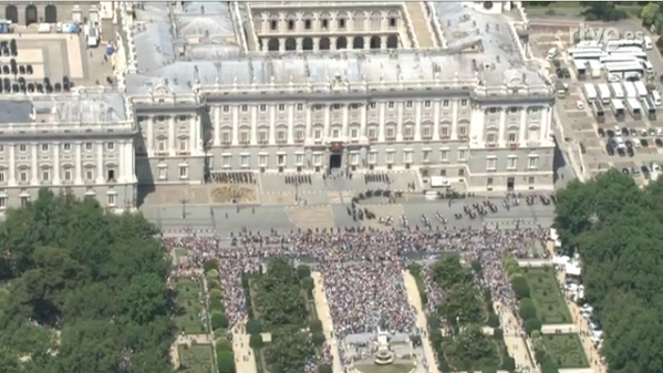 VLazaro_'s tweet photo. Según la policia el 22M hubo 300.000 personas, hoy dicen que aplaudiendo a Felipe medio millon. Nada mas que decir. http://t.co/gJAjMlkVWI