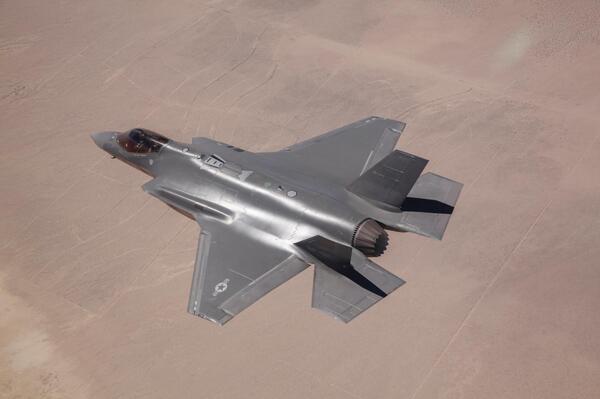 thef35's tweet image. 'Workhorse' becomes first #F35 to achieve 1,000 flight hours: 1.usa.gov/1sqqMCu (via @EdwardsAFB)