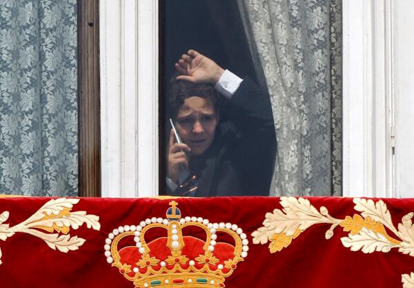 afresr's tweet photo. ¿"Pepe +5"? Os pongo en lista."@20mdirecto: Felipe Juan Froilán habla por el móvil en una ventana del Palacio Real. http://t.co/KeB6oTfb5L"