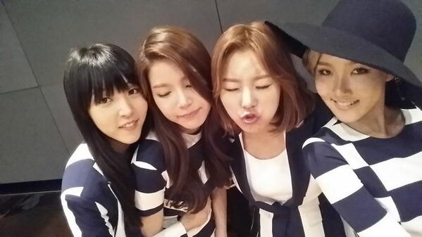 RBW_MAMAMOO's tweet photo. 두근두근 거리는 설렘을 안고 드디어 첫 무대를 마쳤습니다!! 앞으로도 다양한 모습! 많이 보여드릴거니깐 많은 사랑부탁드리며, 내일 뮤직뱅크도 본방사수와 응원 부탁드려요♡ http://t.co/HsHDHvCYKC