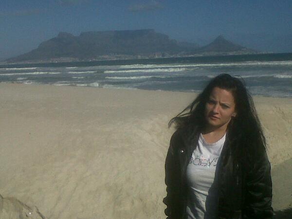 SheilaMerwe's tweet photo. Lekker by blouberg strand @Carladtoit @JoeFosterMusiek @DaNellyQ @elvisseseun http://t.co/wLOpOiaa22