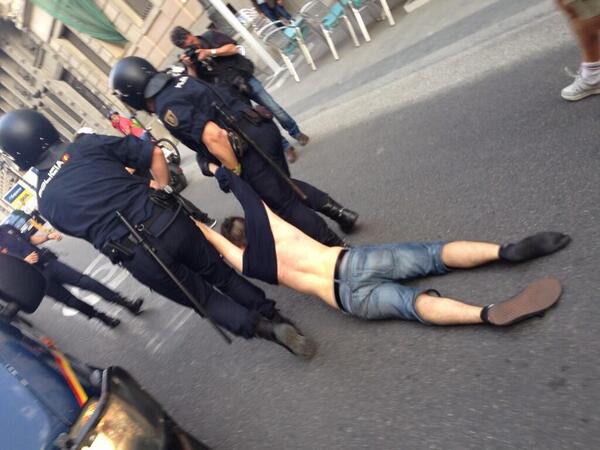 shul_evolution's tweet photo. Fotos de 4 de los detenidos esta tarde #19J #MonarquiaABOLICION #CORONACIONFELIPEVI http://t.co/a5GueGi4qV