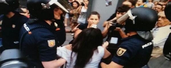 shul_evolution's tweet photo. Fotos de 4 de los detenidos esta tarde #19J #MonarquiaABOLICION #CORONACIONFELIPEVI http://t.co/a5GueGi4qV