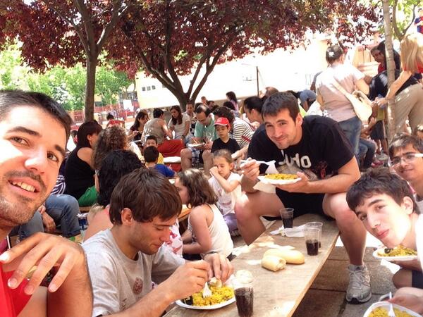 GimnasioZarza's tweet photo. La paella típica del Santa Teresa el día de la exhibición! Hoy con antiguos alumnos @escuelaDoryoku http://t.co/I7D5wGwfAg