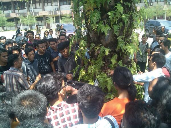 rizki_arsti's tweet photo. Penangkapan maling motor di fakultas pertanian USU http://t.co/KSZ6wfaDBR