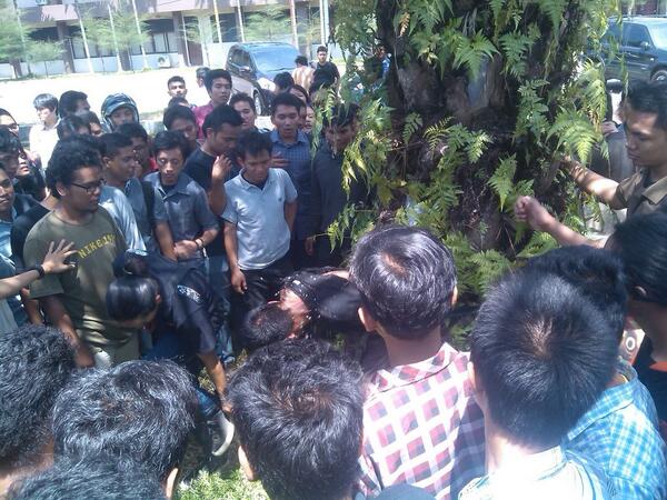 rizki_arsti's tweet photo. Penangkapan maling motor di fakultas pertanian USU http://t.co/KSZ6wfaDBR