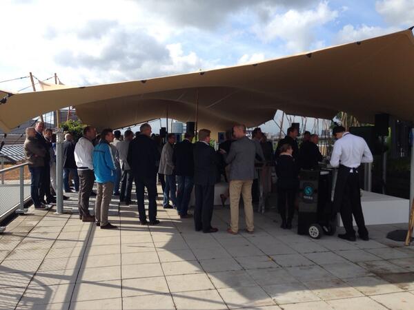 NataschaKaak's tweet image. JAAAA toch nog een zonnig dakterras incl inspirerende spreker Martijn Aslander  #happy #IFinHumanNature