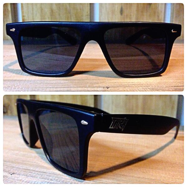 THRONE DELUXE tweet media