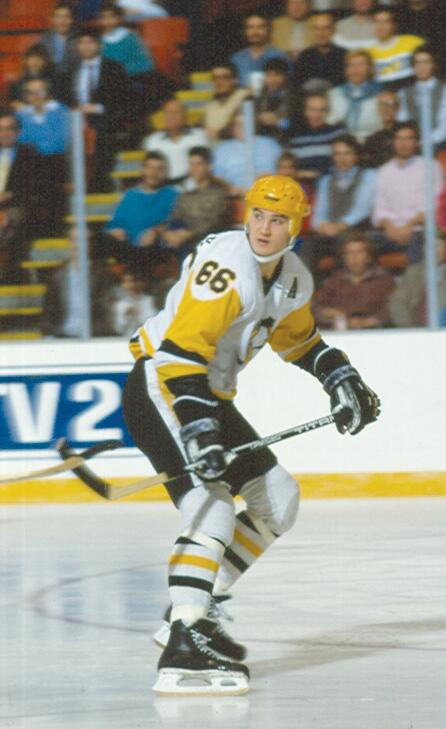 HistoryCenter's tweet photo. 30 years ago today, Mario Lemieux signed his first @penguins contract. #tbt http://t.co/NY4Ub7NIox