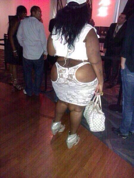 "@trippyforeign: “RT <a href="/dirtino/">Dilaan'</a>: Mensen die dit doen zal ik nooit snappen ”Lmao thats a shirt 😕" looks like oomf mom xd