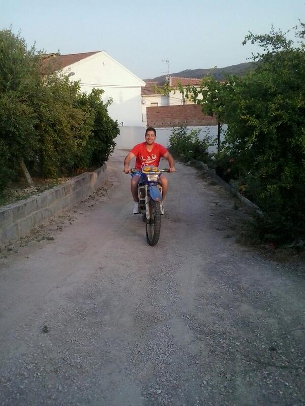 chichote5's tweet photo. Cuanto tiempo sinver a este tio @JoseC_LopezV  pilotando su moto que recuerdos puf ojala retrocediera el tiempo http://t.co/2duk5KPdTm