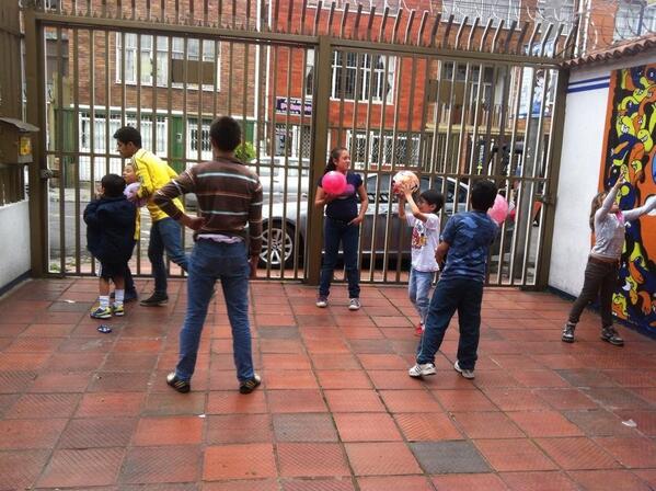 diskoverus's tweet image. Juagando con los alumnos