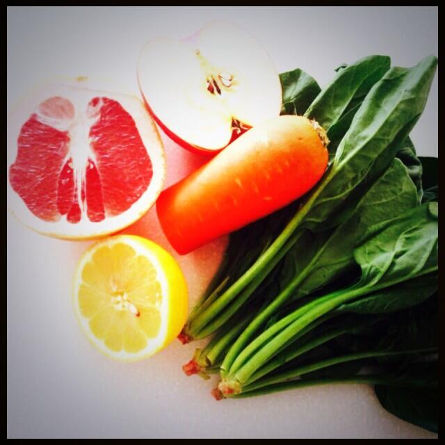 おはよう( &acute; ▽ ` )ﾉサッカー日本戦見る為に早起き。スムージー飲みながらテレビの前にスタンバイ中。蜂蜜の分量間違えて甘過ぎた&hellip;(￣ー￣) http://t.co/c1ifQFyBEn