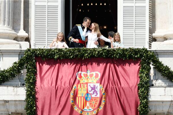 El resumen de la gran noticia del día, la proclamación de los Reyes de España, en una imagen bit.ly/1nlTPQE