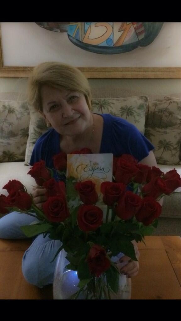 seydabernal's tweet photo. Mi querido esopso me regalo estas bellas rosas, gracias te Amo!!! http://t.co/DhjVP53EX8