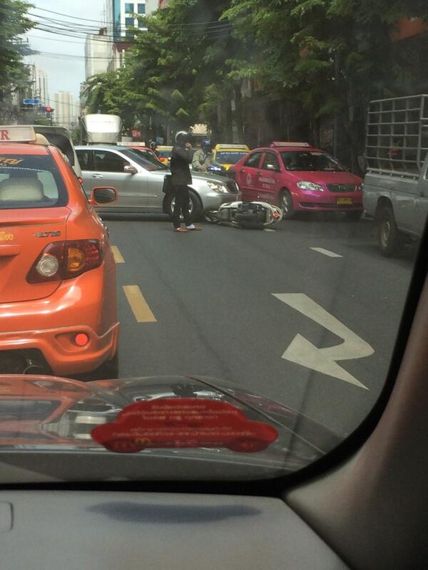 okey116's tweet photo. @js100radio อุบัติเหตุที่ ถนนสุรวงศ์ ยังไม่มีจนท ครับ http://t.co/O7b9Jku2MA