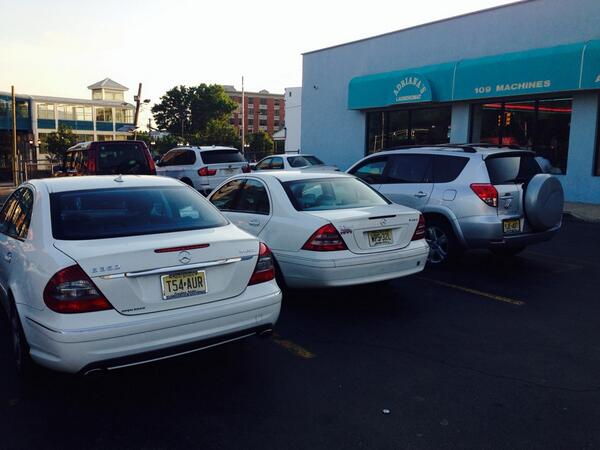 sean1ro's tweet image. If you owned a #mercedes or a #bmw, one would think you&apos;d be able to buy a washer/dryer. Evidently not #urbanproblems