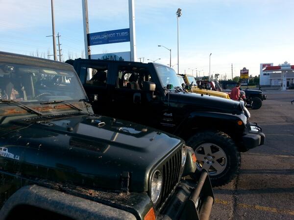 JEEPS FUR DAYZ!!! Jeep meet tonight was short but ya gotta love seeing all those sweet rigs! #Jeeplife #JeepObsession