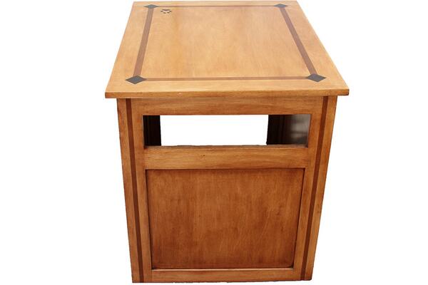 NickJonesDesign's tweet image. This end table's top features an inlay of the owner’s dog’s actual paw print.