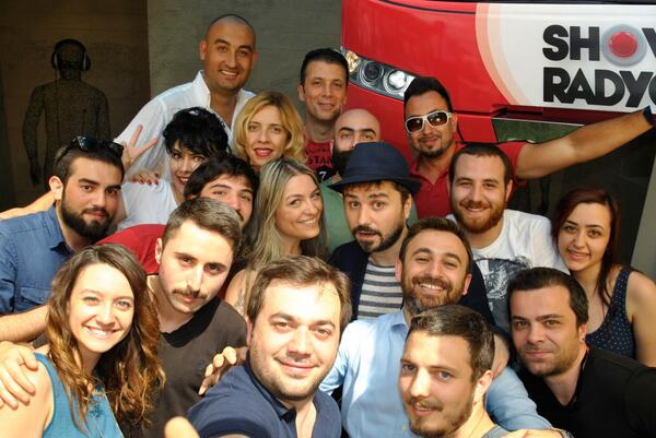 Bensiz selfie mi olur? <a href="/Show_Radyo/">show radyo</a> <a href="/zekikayahan/">Zeki Kayahan Coşkun</a> <a href="/Guclumete/">Güçlü Mete</a> <a href="/SelinSabit/">SelinSabit</a> <a href="/yoncik/">yonca</a> <a href="/SaglamSerdar/">Serdar Sağlam</a> <a href="/CuneytBuyukyaka/">Cüneyt</a>