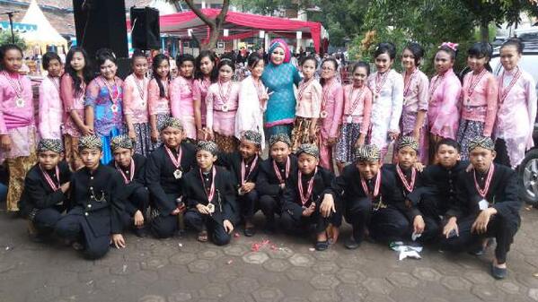 6Debest14's tweet photo. 6D with Bu Puji (at Acara Pelepasan Siswa kls 6). http://t.co/muUyC8QnmM