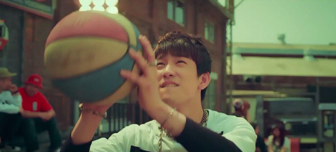 BqjKqHLCAAAfYuD.jpg:large