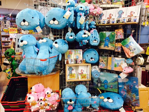 ヴィレッジヴァンガード新京極店 Twitter પર ぼのぼのグッズいっぱい入ってきましたよー ぬいぐるみやパスケース リップケースやストラップなど 水色まみれ たまにピンク になっちゃいましたヽ ノ Http T Co X7kdbskmlh