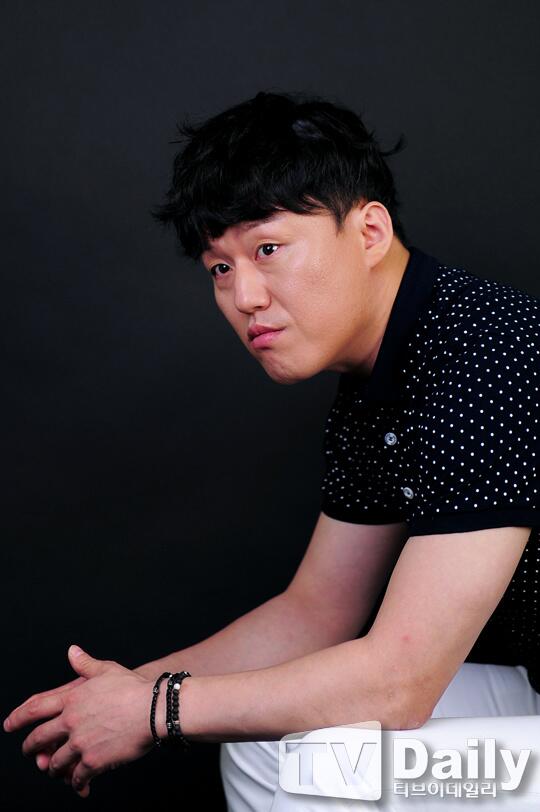 Double_M_ent's tweet photo. [인터뷰] 배우 김민재씨의 신스틸로서의 면모를 보여주고 있는 인터뷰 함께 보실까요? 
http://t.co/htz7emrO1g http://t.co/R4pLqkcpAp