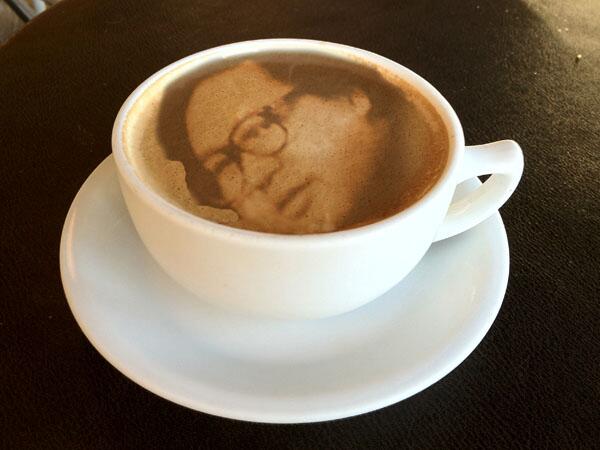 KEREN!!! RT <a href="/jessica_IDN/">Jessica Valentine</a>: #SNAfoodYK wahhh hebat, bikin lukisan di kopi!!