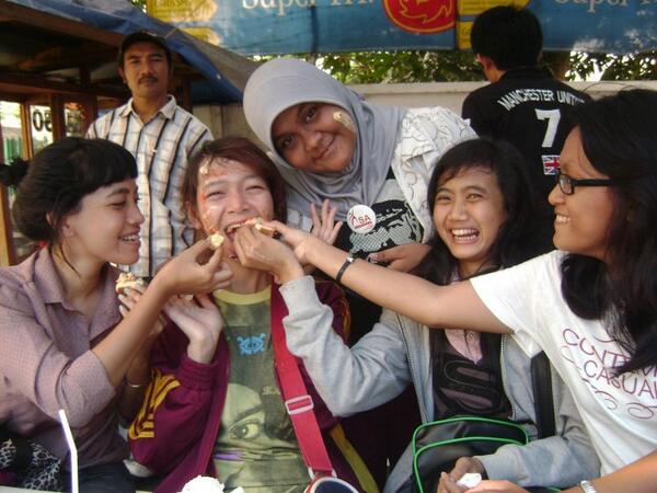 dcitrak's tweet image. Hahahaa masih cuplis ya "@ndyndud: Can you remember this photo?@fitab @dcitrak @HendrayaniSiska @eelserdadu *ngakak* http://t.co/LPMuU8SI2L"