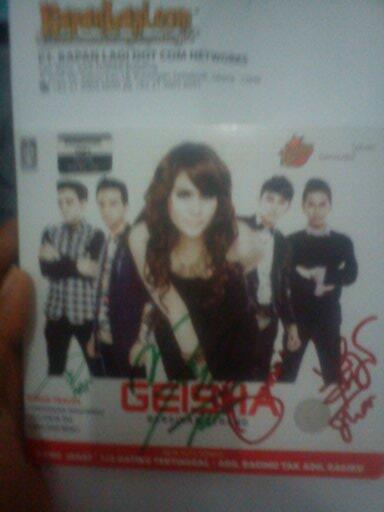 KapanLagicom's tweet photo. Enjoy :) RT @radyaGeisha yeah CD album @geishaindonesia 'BERSINAR TERANG' sudah smpai ditanganku thx u #KLCgeisha http://t.co/4PKYhxEppI