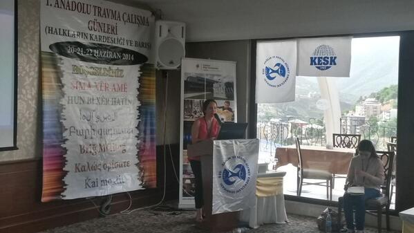 AtcgTravma's tweet image. Cansu Alozkan Gocmenlerle Psikoterapi Calisma deneyimlerinden bahsediyor.