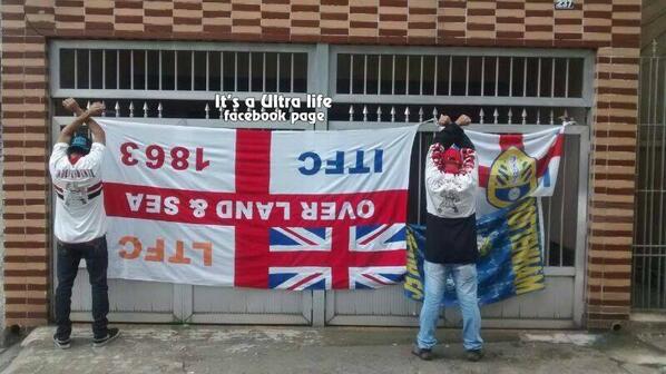 MundoUltras_'s tweet photo. Los fanáticos brasileños tomaron una bandera más de aficionados ingleses. http://t.co/jTxULYPGo2