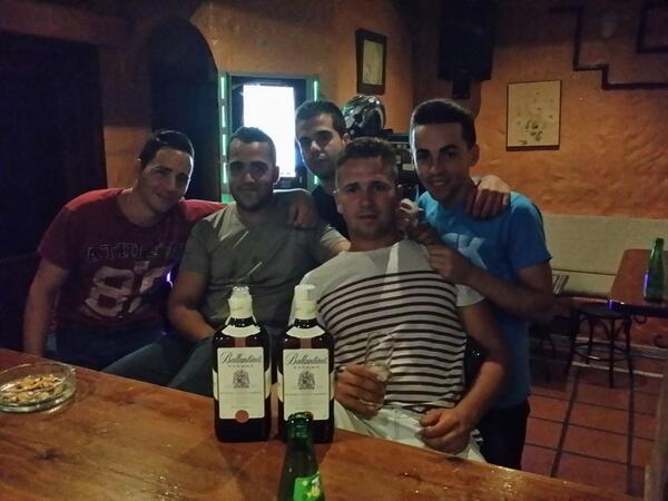 felixplaza1's tweet photo. Vaya tela anoche con los follis! Botellas por cuenta jaja  @Jesuus_92  @sebaa_9  @Huesca466 @MarmolejosJuan http://t.co/7z6jEn7OYh