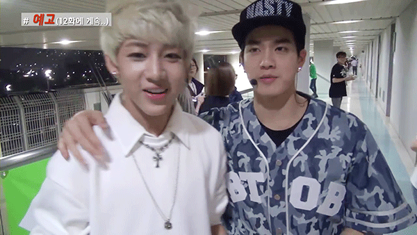 yvesy_'s tweet photo. ยังไงๆเนียลแบม แฟนบอยในวงระวังแฟนบอยวงอื่นดีๆนะ เขารุกน้องเลาละ ดูมือจิ -.- #PeBam #BamBam #แบมแบมกินกับอะไรก็อร่อย http://t.co/PaGb5FJoTg