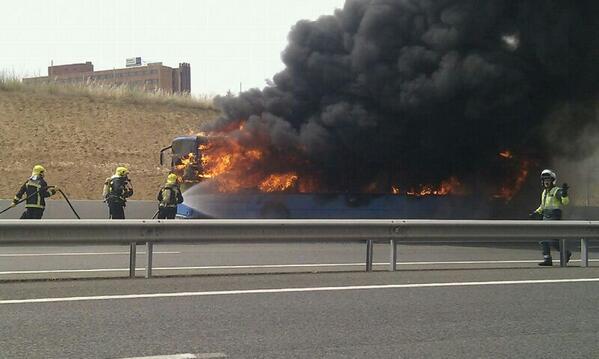 Autobús ardiendo cerca de 4 Caminos en Guada. Cortado tráfico dirección Zaragoza.