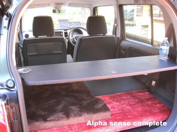 Alpha Sense Complete ハスラー車中泊キットのパーツに 軽い荷物などが置ける棚 兼テーブル も同時発売 左右にドリンクホルダーを装備してますので 車内でちょっと食事なんて時に大変便利ですよ 棚の表皮はビニールレザー 多少濡れてもサッと拭けば